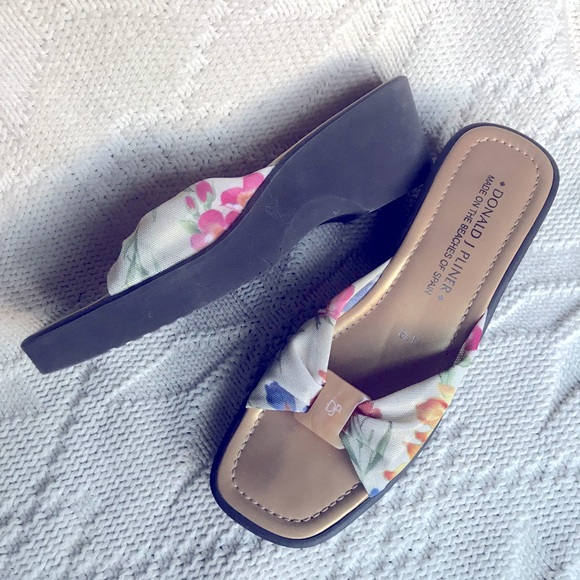 Donald J. Pliner 8.5N Beach Flip Flops - Picture 2 of 5